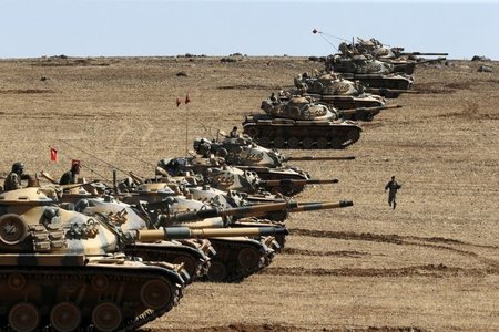 Freie Sicht auf Kobani: Türkische Panzer an der Grenze zu Syrien... Freie Sicht auf Kobani: Türkische Panzer an der Grenze zu Syrien...