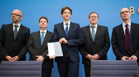 Stolze Experten: Vertreter der beauftragten Forschungsinstitute ... Stolze Experten: Vertreter der beauftragten Forschungsinstitute ...