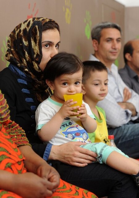 Afghanische Flüchtlingsfamilie in einer Münchner Flüchtlingsunte... Afghanische Flüchtlingsfamilie in einer Münchner Flüchtlingsunte...