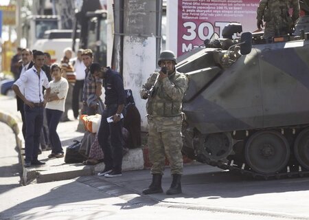 Die türkische Regierung setzt - wie hier am Donnerstag in Diyarb... Die türkische Regierung setzt - wie hier am Donnerstag in Diyarb...
