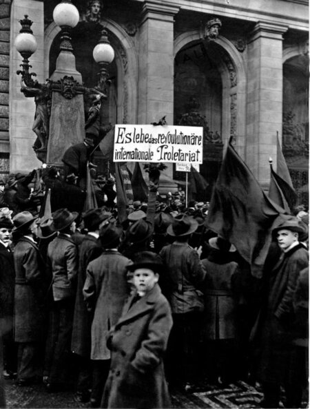 Sturz des Kaiserreichs: Demonstration vor dem Abgeordnetenhaus i... Sturz des Kaiserreichs: Demonstration vor dem Abgeordnetenhaus i...