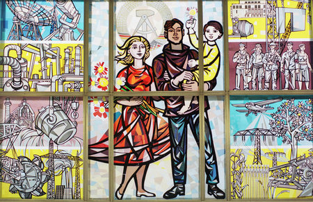 Fenstermosaik von Walter Womacka im provisorischen Bundeskanzler... Fenstermosaik von Walter Womacka im provisorischen Bundeskanzler...