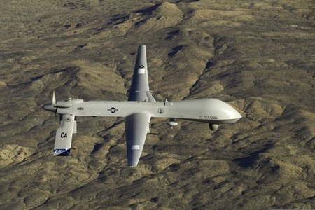 Eine US-Drohne vom Typ »MQ-1 Predator« über Südkalifornien (Janu... Eine US-Drohne vom Typ »MQ-1 Predator« über Südkalifornien (Janu...