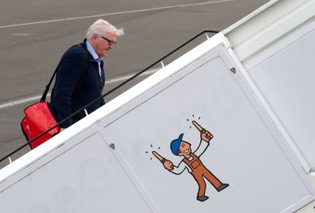 Bundesaußenminister Frank-Walter Steinmeier beim Besteigen des F... Bundesaußenminister Frank-Walter Steinmeier beim Besteigen des F...