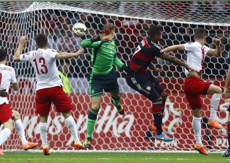 Neuer fliegt vorbei. 1:0 für Polen durch Milik (in der 51. Minut... Neuer fliegt vorbei. 1:0 für Polen durch Milik (in der 51. Minut...