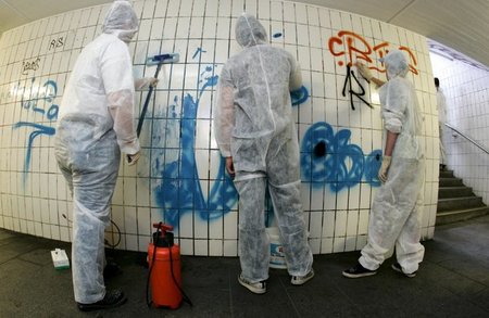 Das Zauberwort heißt »Aktiv-Passiv-Tausch«: Graffitibeseitigung ... Das Zauberwort heißt »Aktiv-Passiv-Tausch«: Graffitibeseitigung ...