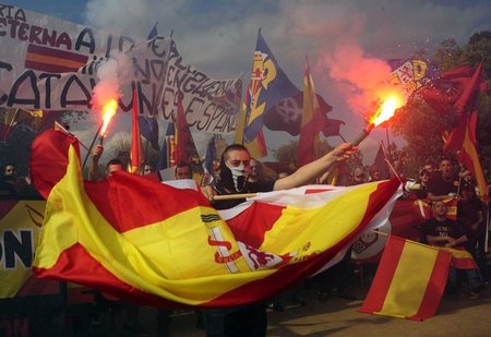 Faschistischer Mob: Rechte verbrannten zum spanischen Nationalfe... Faschistischer Mob: Rechte verbrannten zum spanischen Nationalfe...