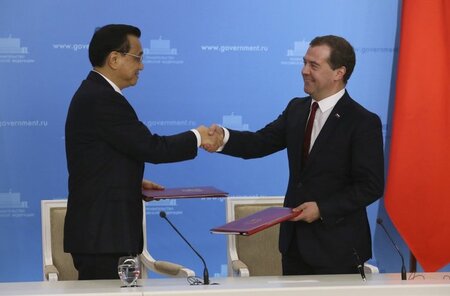 Handschlag: Chinas Regierungschef Li Keqiang und Russlands Minis... Handschlag: Chinas Regierungschef Li Keqiang und Russlands Minis...