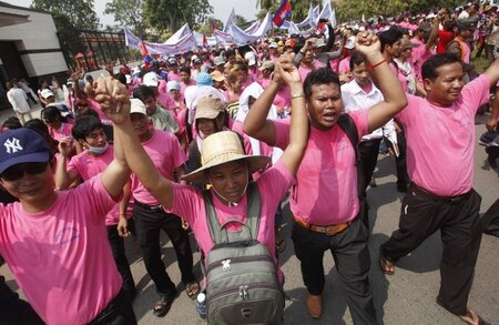 Am Sonntag demonstrierten Textilarbeiter in Phnom Penh für höher... Am Sonntag demonstrierten Textilarbeiter in Phnom Penh für höher...