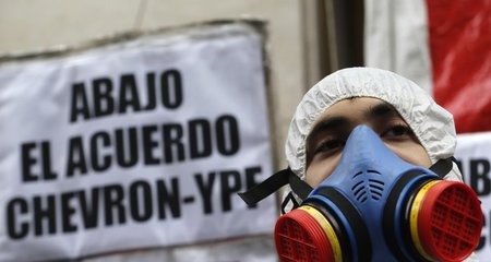 Protestaktion in Buenes Aires gegen Fracking-Zusammenarbeit mit ... Protestaktion in Buenes Aires gegen Fracking-Zusammenarbeit mit ...