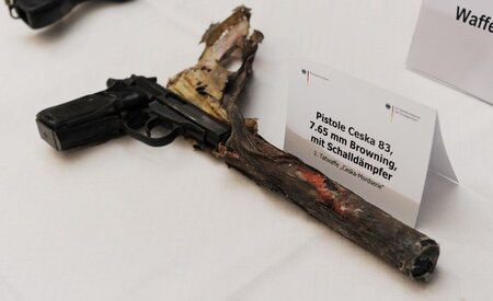 Die Ceska 83, Kaliber 7,65 Millimeter Browning mit Schalldämpfer... Die Ceska 83, Kaliber 7,65 Millimeter Browning mit Schalldämpfer...