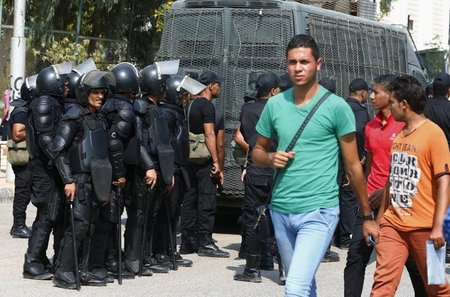 Unter Bewachung: Studenten passieren nahe der Al-Azhar Universit... Unter Bewachung: Studenten passieren nahe der Al-Azhar Universit...