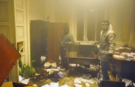Rechtes Handwerk: Protestler beim Plündern eines Verwaltungsbüro... Rechtes Handwerk: Protestler beim Plündern eines Verwaltungsbüro...