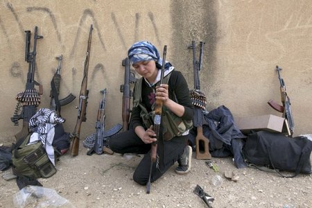 Kämpferin der kurdischen Volksverteidigungskräfte YPG in der nor...