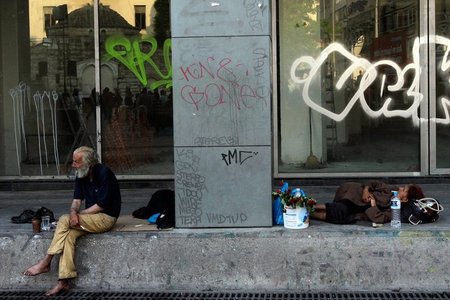 Sichtbare Armut: Obdachlose vor geschlossenen Läden im Stadtzent...