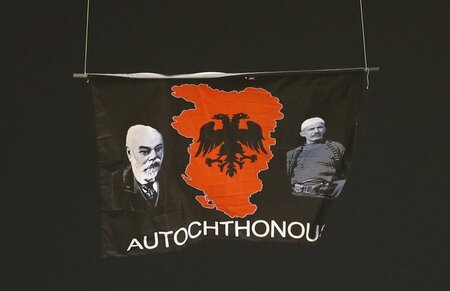 Großalbanische Ansprüche: Wegen der Fahne mußte das Fußballspiel...