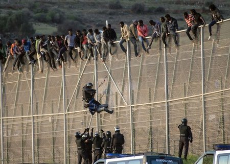 Am Mittwoch in Melilla: Guardia Civil gegen Flüchtlinge am Grenz