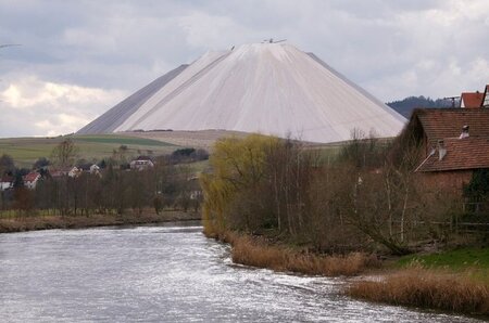 Salzberge groß wie Pyramiden: Blick über die Werra auf den »Mont...