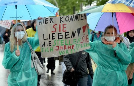 Im Mai demonstrierten Pflegekräfte in Hamburg, um auf die Missst...