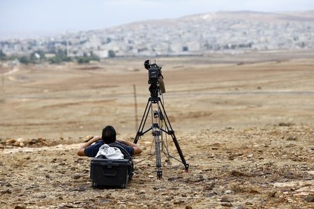 Kriegspause: Kameramann an der türkisch-syrischen Grenze, die um...