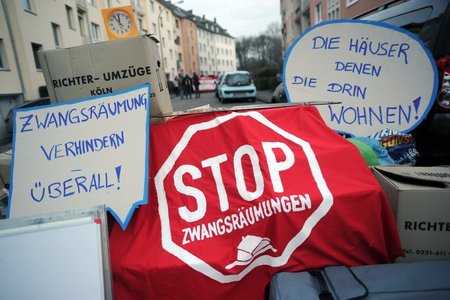 Angemessen wohnen ist ein Menschenrecht: Protestaktion gegen Zwa...