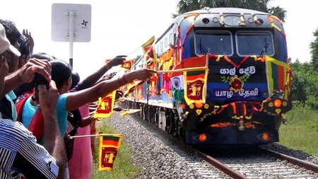 Es fährt ein Zug nach Jaffna: Der »Yaal Devi« auf dem Weg in die... Es fährt ein Zug nach Jaffna: Der »Yaal Devi« auf dem Weg in die...