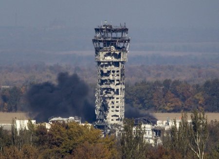 Zerstörter Tower am zivilen Teil des Donezker Flughafens »Sergej... Zerstörter Tower am zivilen Teil des Donezker Flughafens »Sergej...
