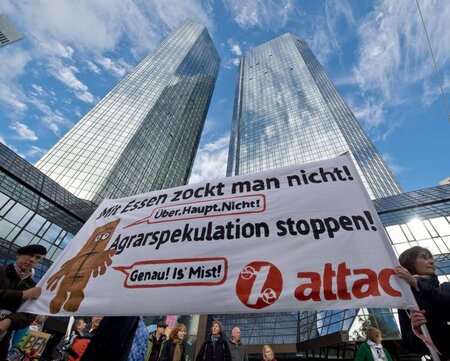 Am Freitag demonstrierte ATTAC in Frankfurt am Main gegen gegen ... Am Freitag demonstrierte ATTAC in Frankfurt am Main gegen gegen ...
