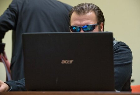 Gewohntes Bild: André Eminger mit Sonnenbrille und Laptop im Saa... Gewohntes Bild: André Eminger mit Sonnenbrille und Laptop im Saa...