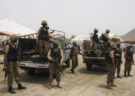 2. Juli, pakistanische Provinz Khyber: Soldaten überwachen Essen... 2. Juli, pakistanische Provinz Khyber: Soldaten überwachen Essen...