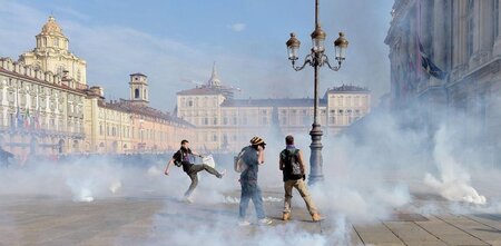 Mit Tränengas bekämpfte die Polizei am Freitag in der Turiner In... Mit Tränengas bekämpfte die Polizei am Freitag in der Turiner In...