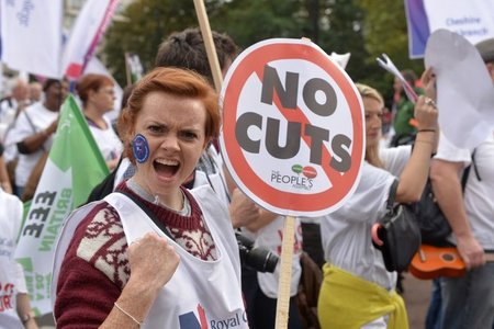 Kampfstark gegen schleichende Lohnkürzungen: Gewerkschafter am S... Kampfstark gegen schleichende Lohnkürzungen: Gewerkschafter am S...