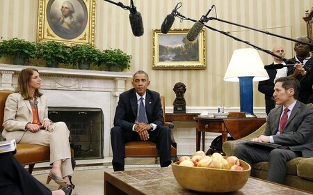 Ebola nervt. Barack Obama (m.) am vergangenen Mittwoch mit Gesun...