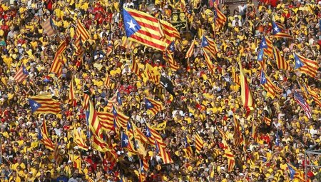 Am Sonntag war die Plaça Catalunya in Barcelona in die katalanis...