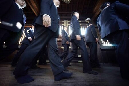 Japanische Abgeordnete besuchen am Freitag den Yasukuni-Schrein ...