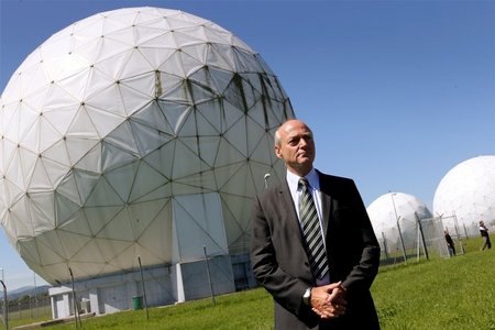 BND-Präsident Gerhard Schindler vor der Abhörstation in Bad Aibl...