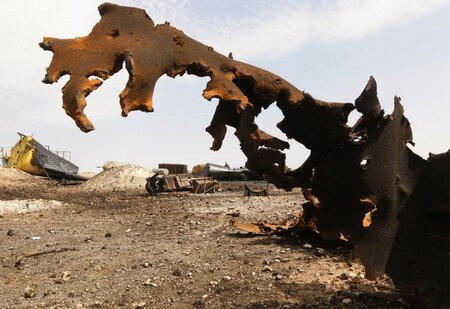Zerstörte Ölraffinerie nahe dem Dorf  al-Khaboura nach US-Bomben...