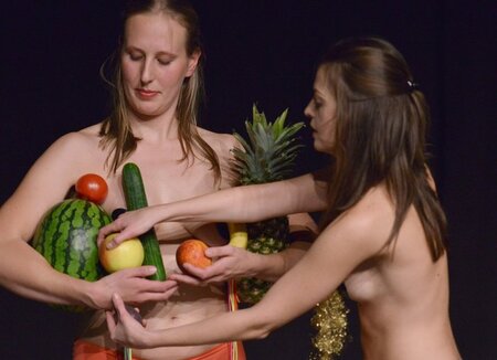 »Kurzchoreographien mit Plastikpflanzen und Obstkorb« - »Strip N...
