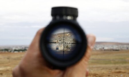 Kobani im Visier: Blick durch ein Fernrohr nahe dem türkischen G...