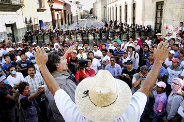 Die außerparlamentarische Oppositionsbewegung in Oaxaca bei eine... Die außerparlamentarische Oppositionsbewegung in Oaxaca bei eine...