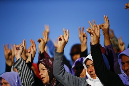 Frauen während der Beerdigung von kurdischen Kämpfern in Kobani