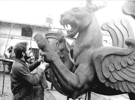 Greif vor Apollons Streitwagen (Figur vom Dach, links Metallbild...