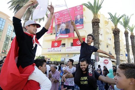 Anhänger der oppositionellen Partei »Nidaa Tounes« auf einer Wah...