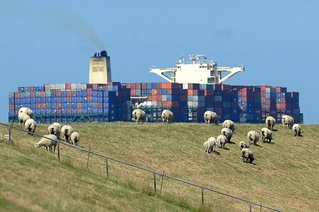 Lastesel des Welthandels: Modernes Containerschiff auf der Elbe ...