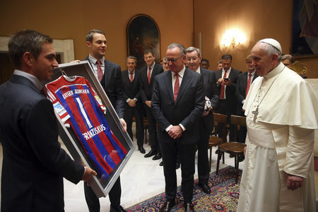 Ein Bayern-Trikot für den Papst