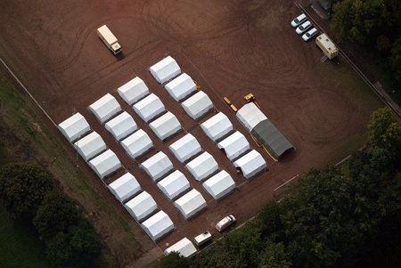 Flüchtlingsunterkunft in Duisburg: Zelte auf einem früheren Fußb...
