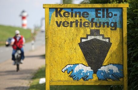 Gilt wohl auch für die Weser: Anwohonerprotestplakat in Jork an ...