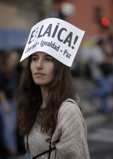 Eine Demonstrantin forderte am Mittwoch in Madrid eine säkulare ...