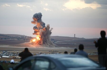 Kobani am Donnerstag: US-Bomben lassen riesige Rauch- und Flamme...