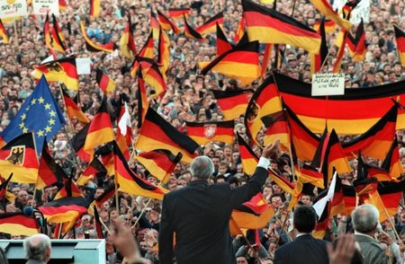 Jubelkundgebung für den Monarchen der DDR - Helmut Kohl vor frie...